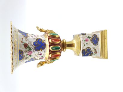 VASE balustre en porcelaine polychrome peint...