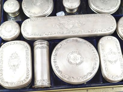 NECESSAIRE DE VOYAGE

dans un coffret en...