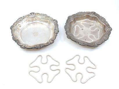 DEUX dessous de carafe à motifs chantourné...
