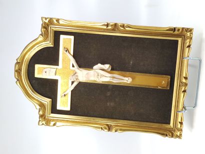 CHRIST en os dans un cadre en bois doré,...
