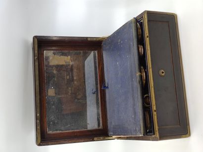 NECESSAIRE DE VOYAGE

dans un coffret en...