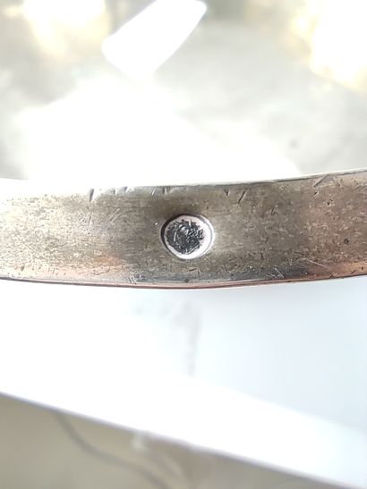 INTERIEUR de plat rond en argent

Poinçon...