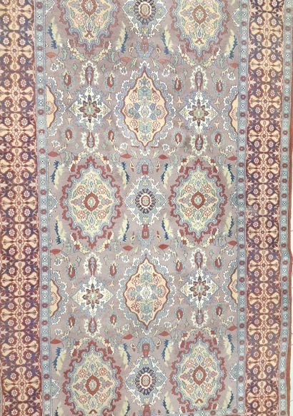 TAPIS en laine et soie fond beige à cartouche...