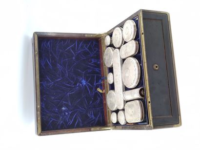 NECESSAIRE DE VOYAGE

dans un coffret en...