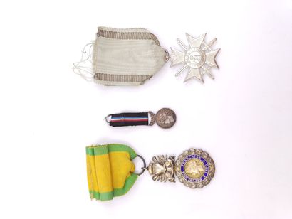 SET of two medals including :

A value and...