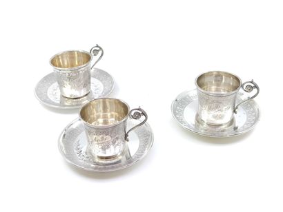 TROIS tasses et sous-tasses en argent ciselées...