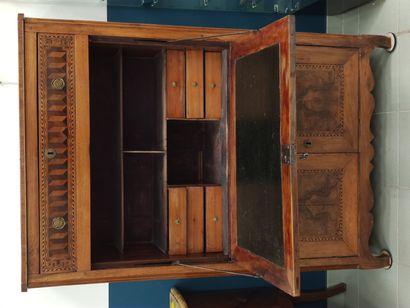 SECRETAIRE armoire ouvrant en façade à un...