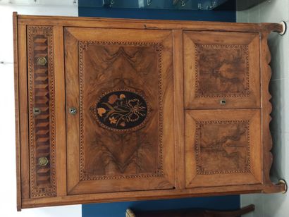 SECRETAIRE armoire ouvrant en façade à un...