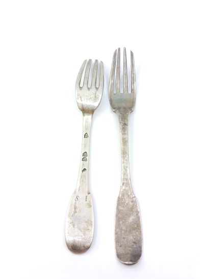 ENSEMBLE de deux fourchettes de table modèle...