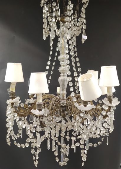 LUSTRE en métal doré à neuf bras de lumière...
