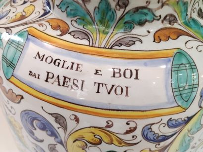 ITALIE

Grand vase renflé en faience polychrome...