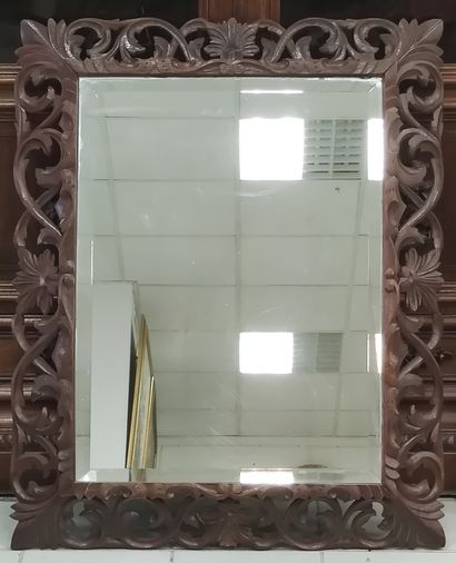 MIROIR 

En bois sculpté à profil inversé...
