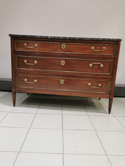 COMMODE en acajou et placage d'acajou ouvrant...