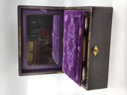 NECESSAIRE DE VOYAGE dans un coffret en bois...