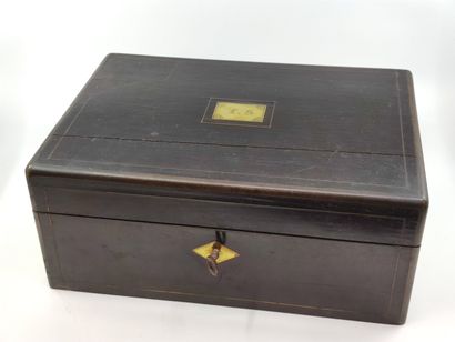 NECESSAIRE DE VOYAGE dans un coffret en bois...