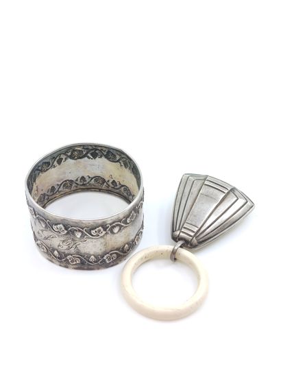 ROND de serviette en argent à décor de frises...