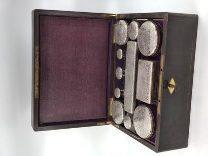 NECESSAIRE DE VOYAGE dans un coffret en bois...