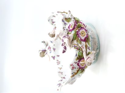 MEISSEN

COUPE en porcelaine polychrome à...