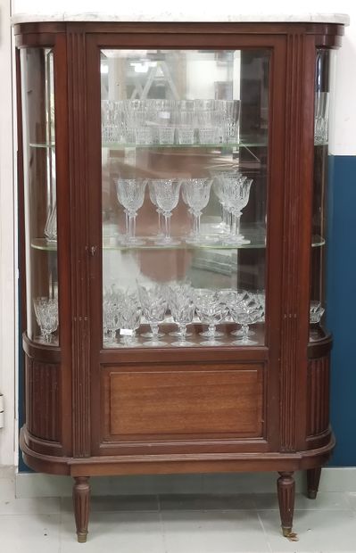 VITRINE en acajou et placage d'acajou de...