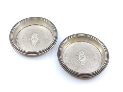 DEUX dessous de carafe ronde, monogrammé...