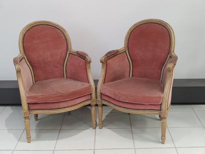 PAIRE de bergères en hêtre mouluré de style...