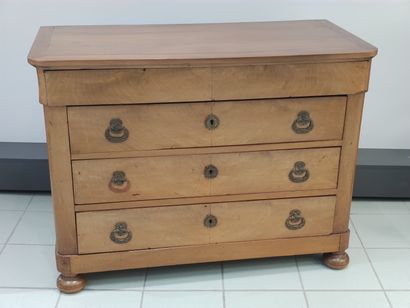 Walnut and walnut veneer COMMODE, opening...