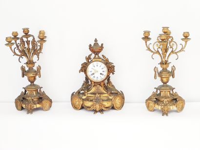 GARNITURE de cheminée en bronze doré de style...