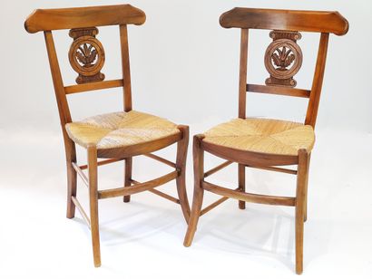 
ENSEMBLE de huit chaises paillées en noyer...