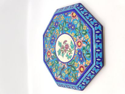 LONGWY

Octagonal earthenware and polychrome...