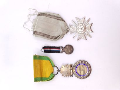 SET of two medals including :

A value and...