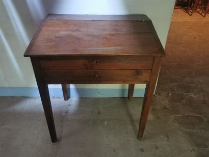 Bureau d'ecolier en pin, ouvrant par un abatant...