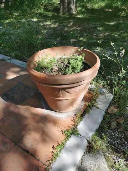 Deux pots en terre cuite ronds à décor de...