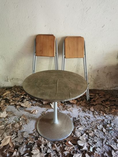 
Deux chaises hautes en métal et bois




Travail...