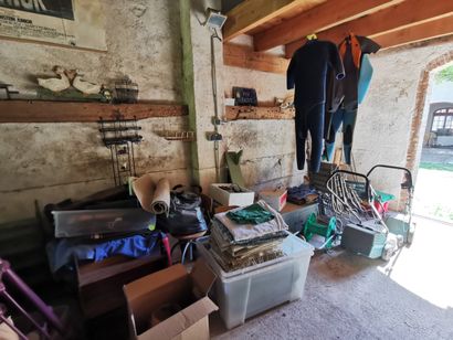 Dans une remise un ensemble de mobilier dont...