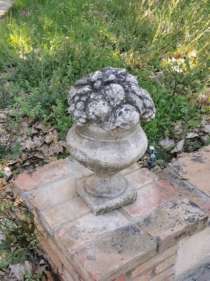 Une paire de sculptures en pierre reconstituée...