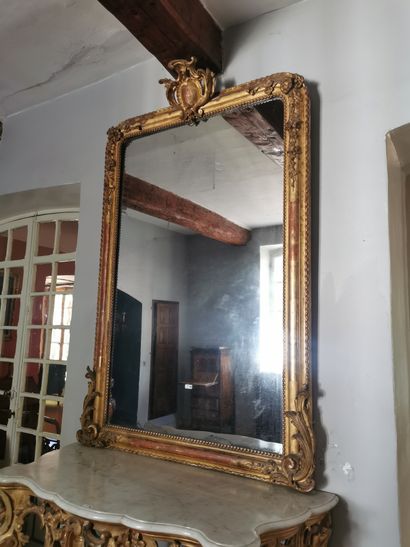 Important miroir en bois et stuc doré, le...