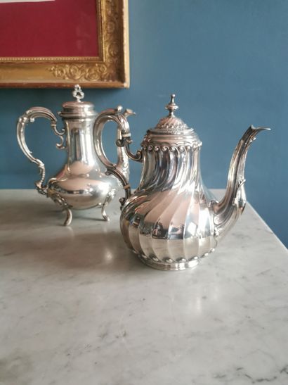 Théière en argent à décor mouvementé

Poinçon...