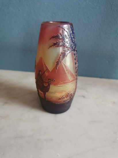 



PETIT vase en pate de verre représentant...