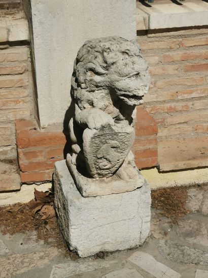 Deux statues de cherubin en pierre reconstituée

On...