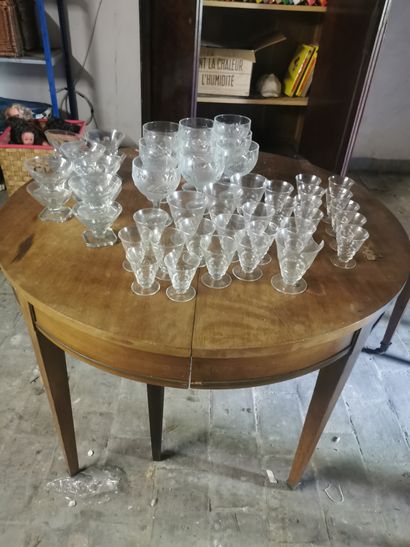 Ensemble de verreries, assiettes et dive...