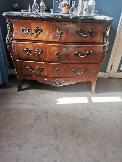 Commode galbée en bois de plaquage de rose...