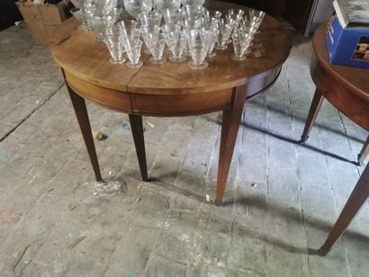 
Deux tables ronde plaquage de noyer a six...