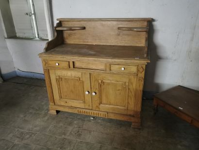 
Un meuble de toilette en pin, ouvrant par...