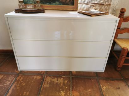 Commode en bois laqué blanc, à trois tiroirs...