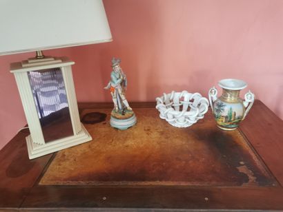 LOT comprenant : 

Sujet polychrome en porcelaine...