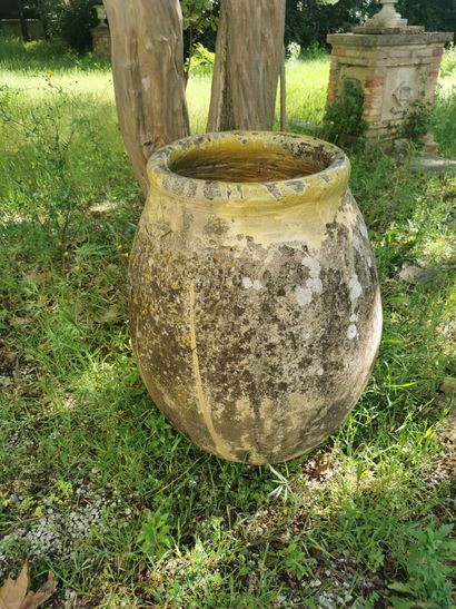 BIOT

Une jarre provencal en terre cuite...