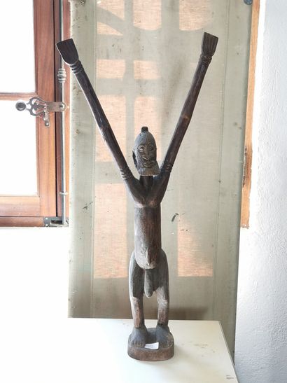 Statue africaine en bois exotique, représentant...