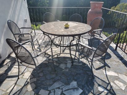 Table en metal et plateau en composite

On...