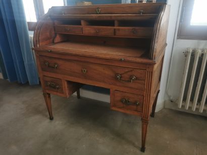Bureau a cylindre en noyer ouvrant par un...