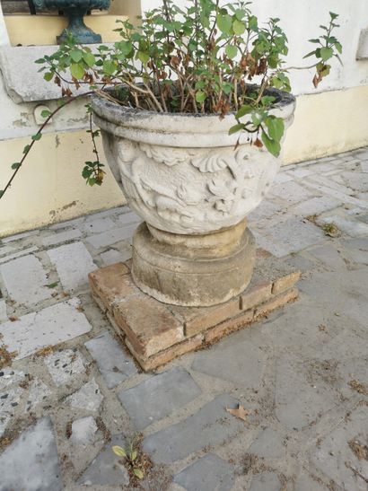 Grand pot en pierre reconstituée sculpte...